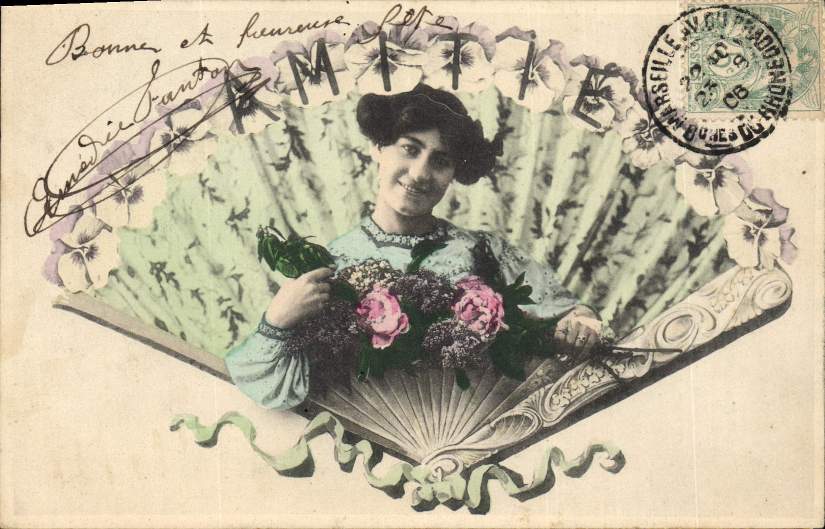 Femme avec bouquet — 'Bonne et heureuse' — éditeur anonyme, n° de série non visible