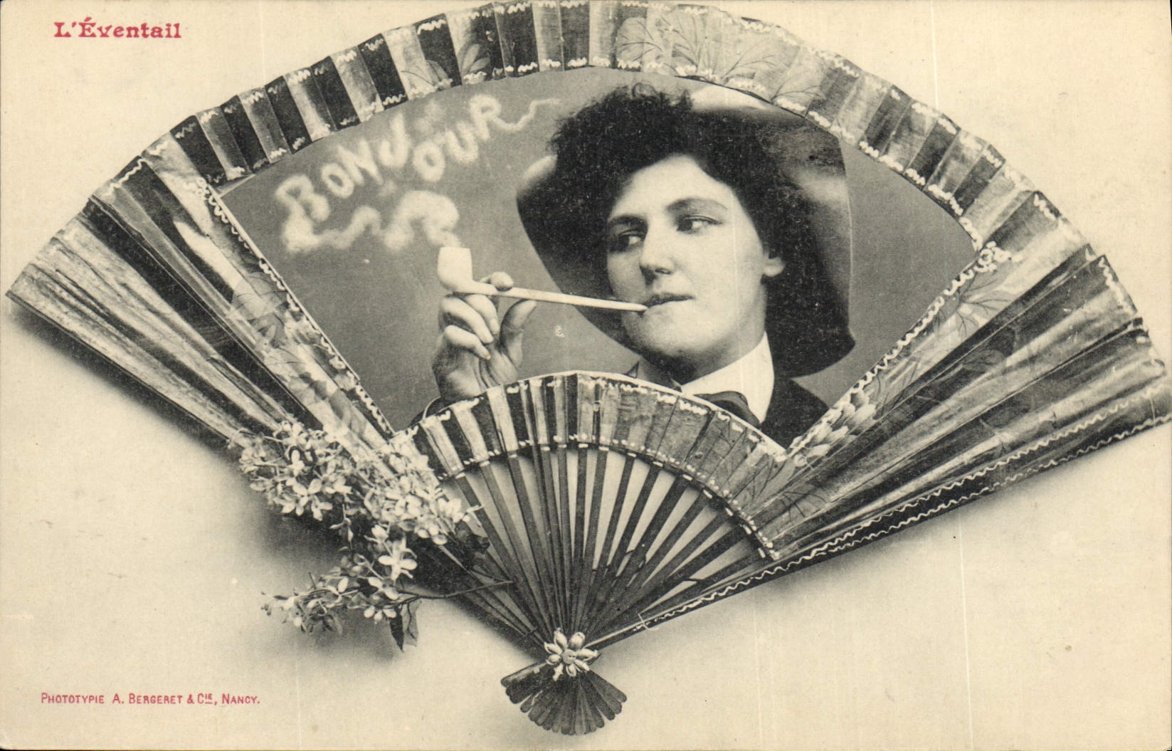 Femme fumant une pipe — L'Éventail — Phototypie A. Bergeat & Cie, Nancy
