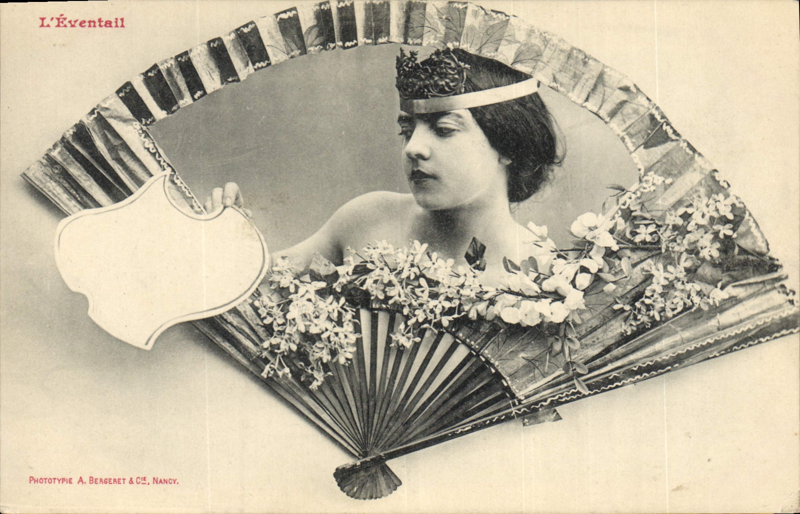 Femme avec éventail décoré — Phototypie A. Bergeret & Cie, Nancy