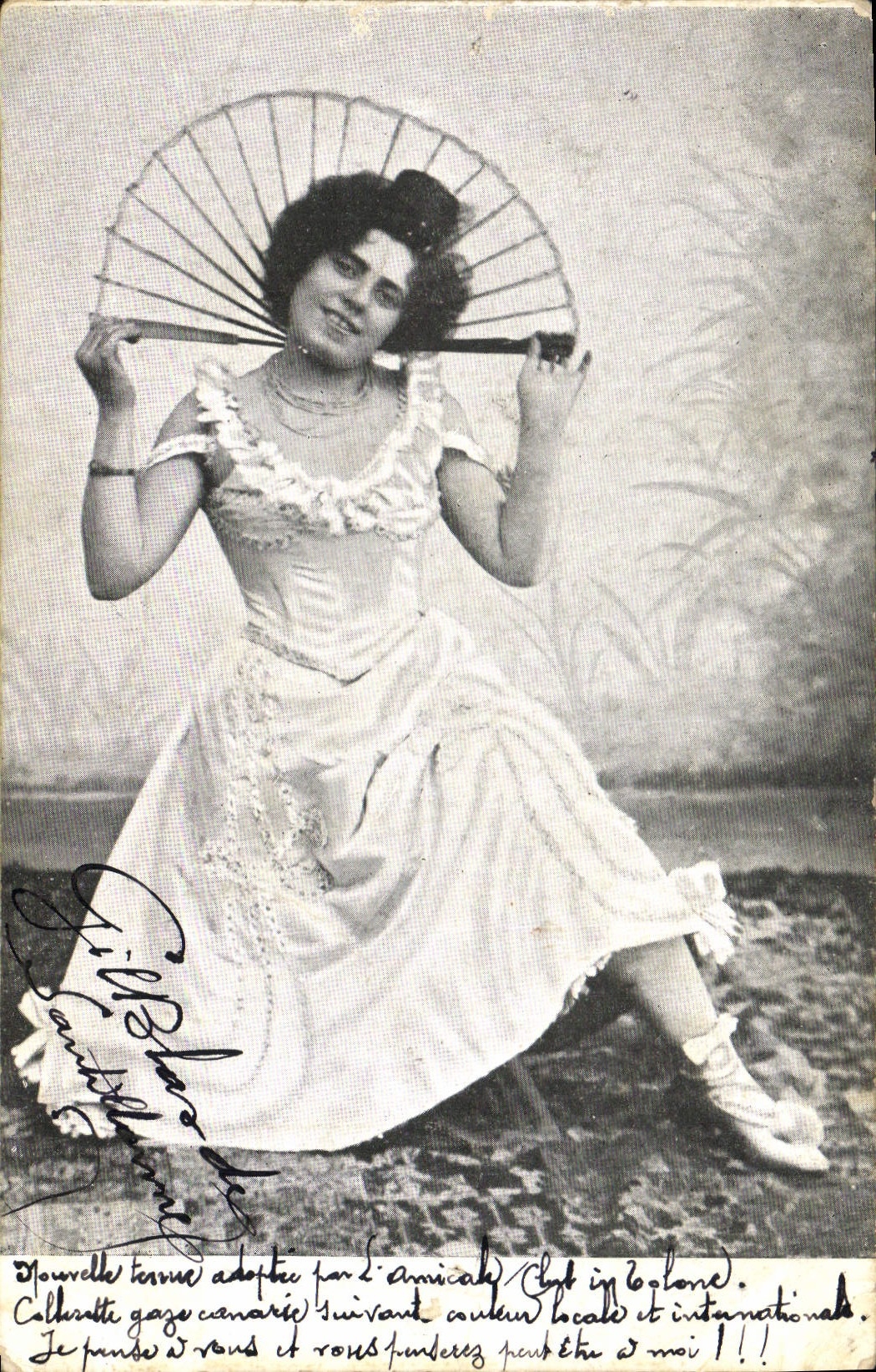 Femme en robe de scène tenant un éventail — Amicale Club de Colonne — Drasignan, 1908