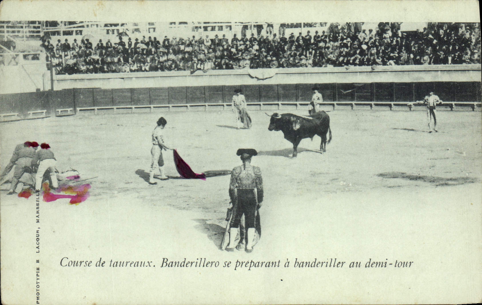 Course de taureaux — Banderillero se préparant à banderiller au demi-tour — Phototype E. LACOUR, MARSEILLE