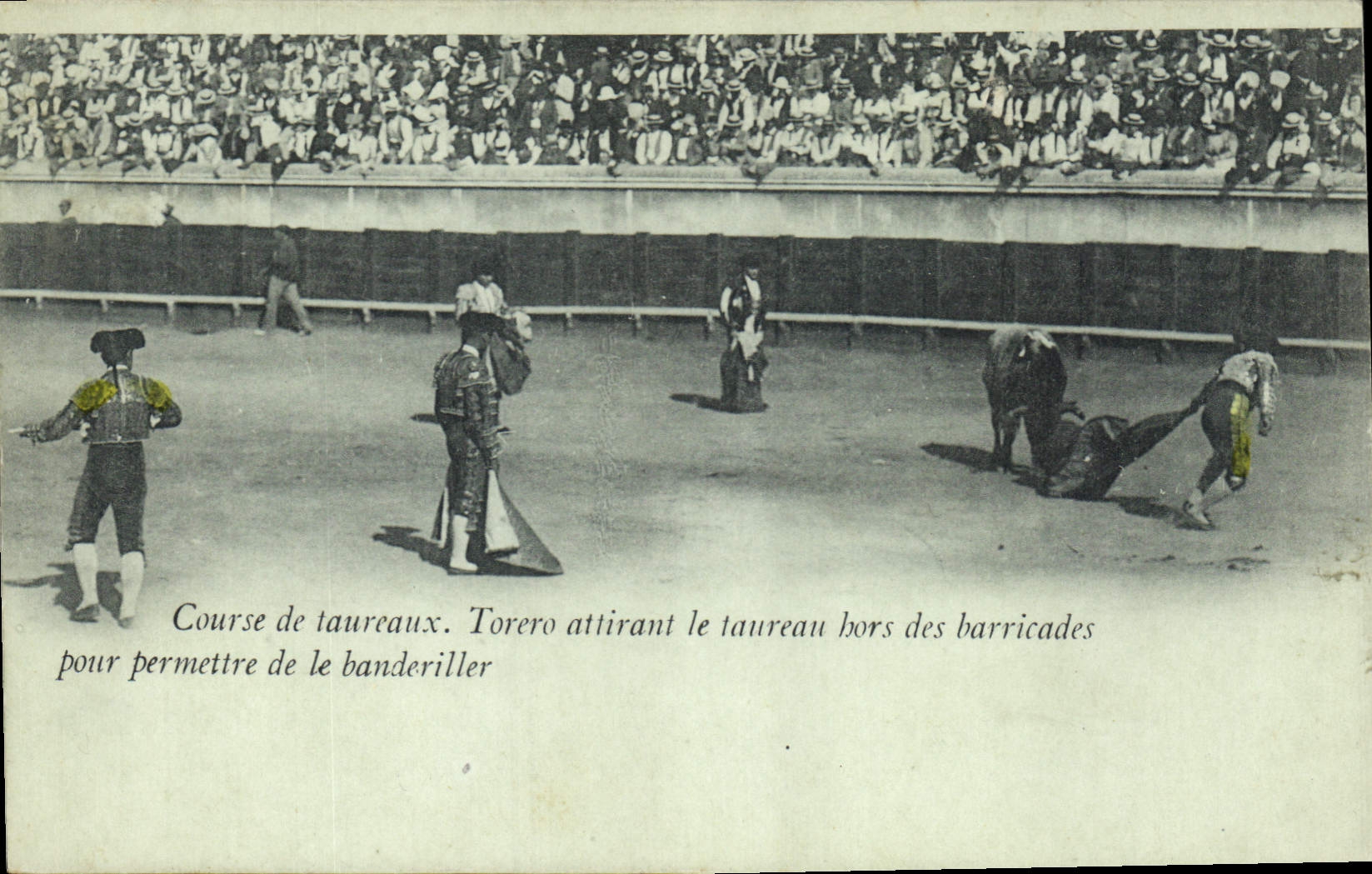 Course de taureaux — Torero attirant le taureau hors des barricades pour permettre le banderiller — éditeur non visible