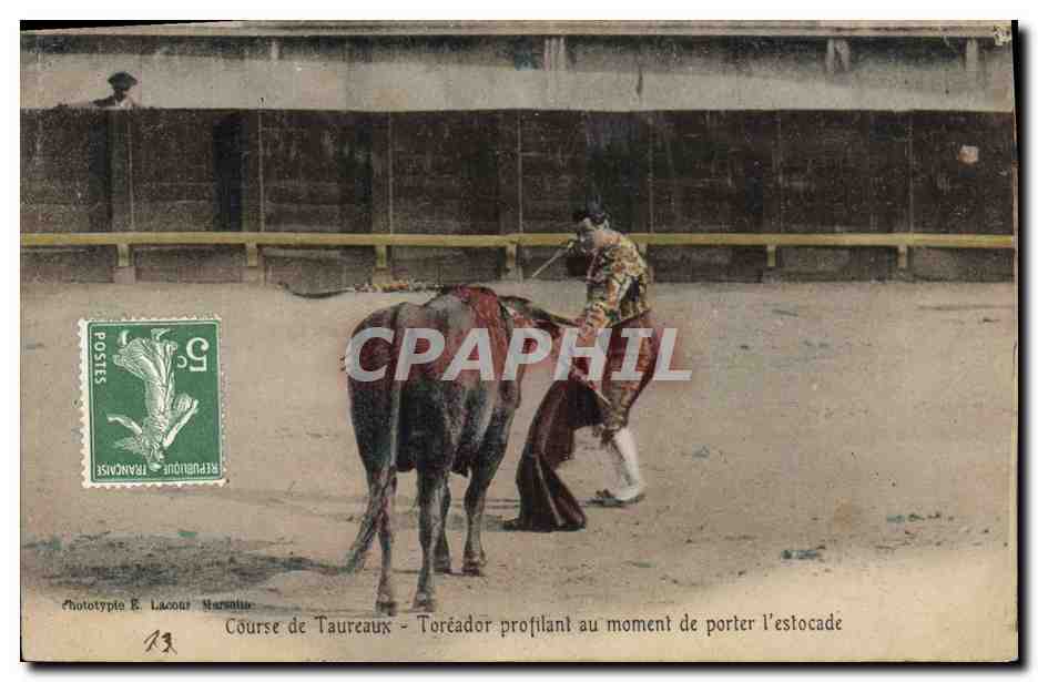 CPA Corrida Course de taureaux Toreador profitant au moment de porter l'estocade