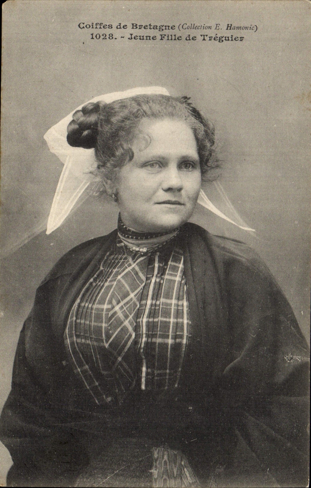 CPA Folklore Jeune fille de Treguier