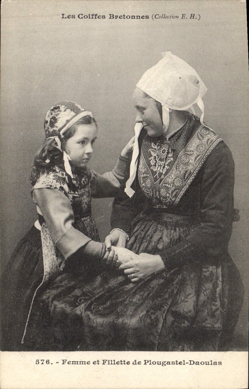 CPA Folklore Femme et fillette de Plougastel Daoulas