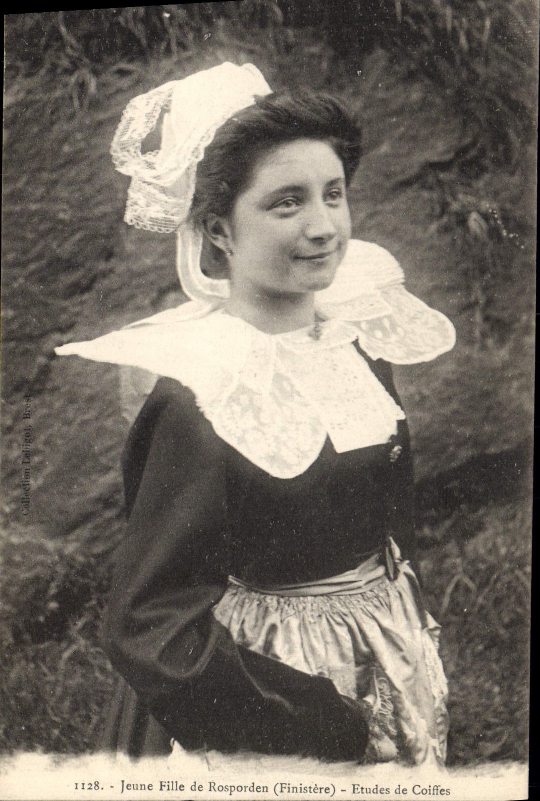 CPA Folklore Jeune fille de Rosporden