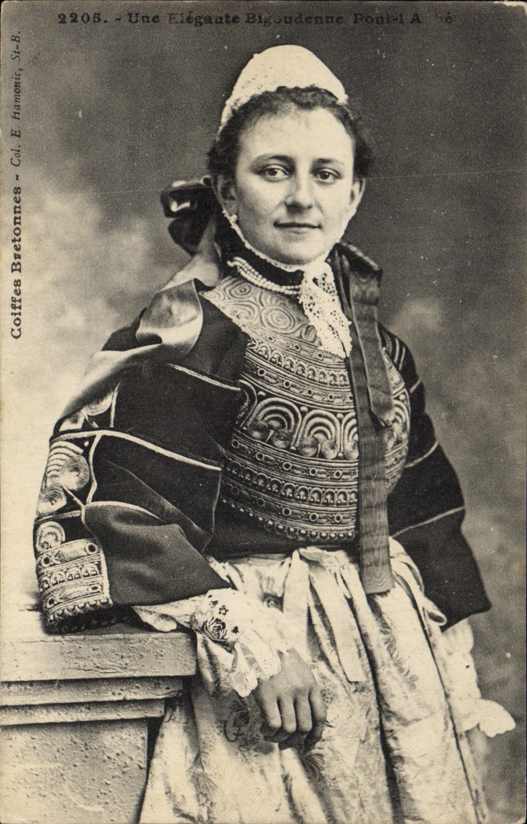CPA Folklore Une elegante Bigoudenne