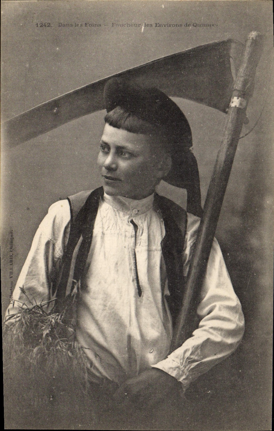 CPA Folklore Dans les foins Faucheur des environs de Quimper