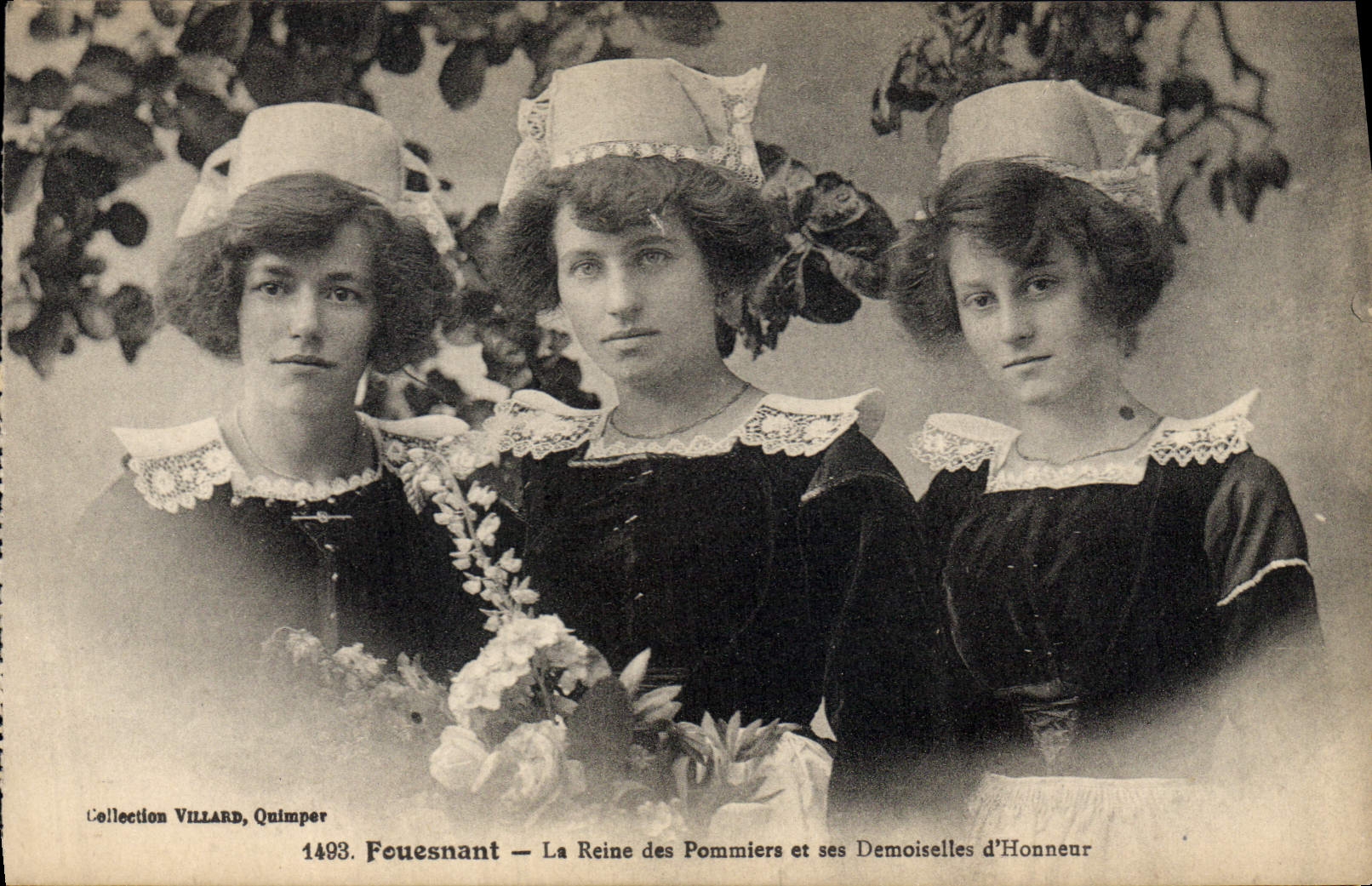 CPA Folklore Fouesnant La reine des pommiers et ses demoiselles d'honneur