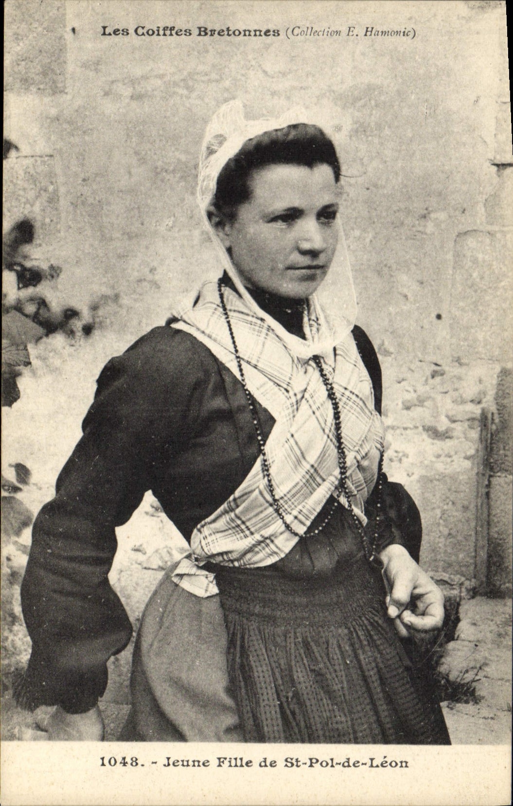 CPA Folklore Jeune fille de St Pol de Leon