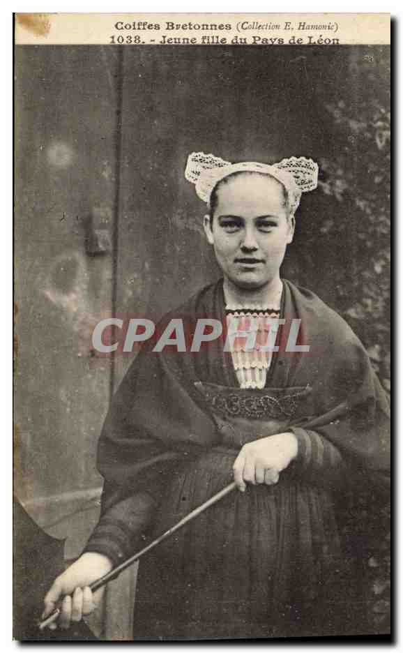 CPA Folklore Jeune fille du pays de Leon