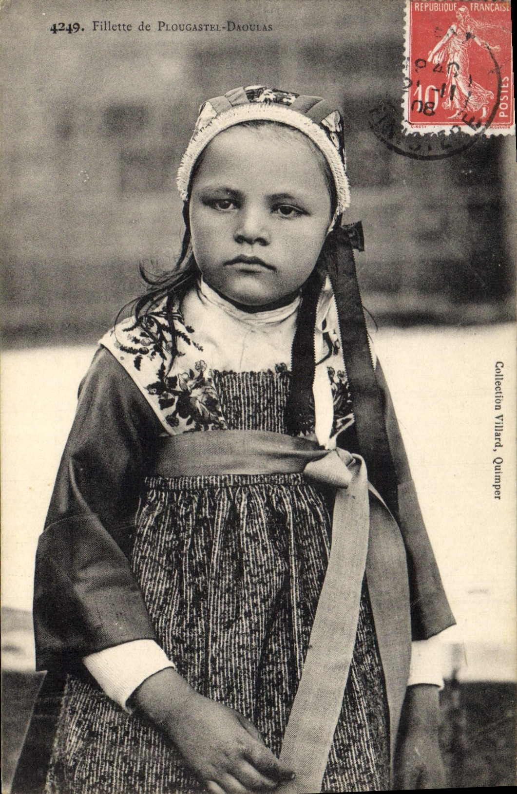 CPA Folklore Fillette de Plougastel Daoulas