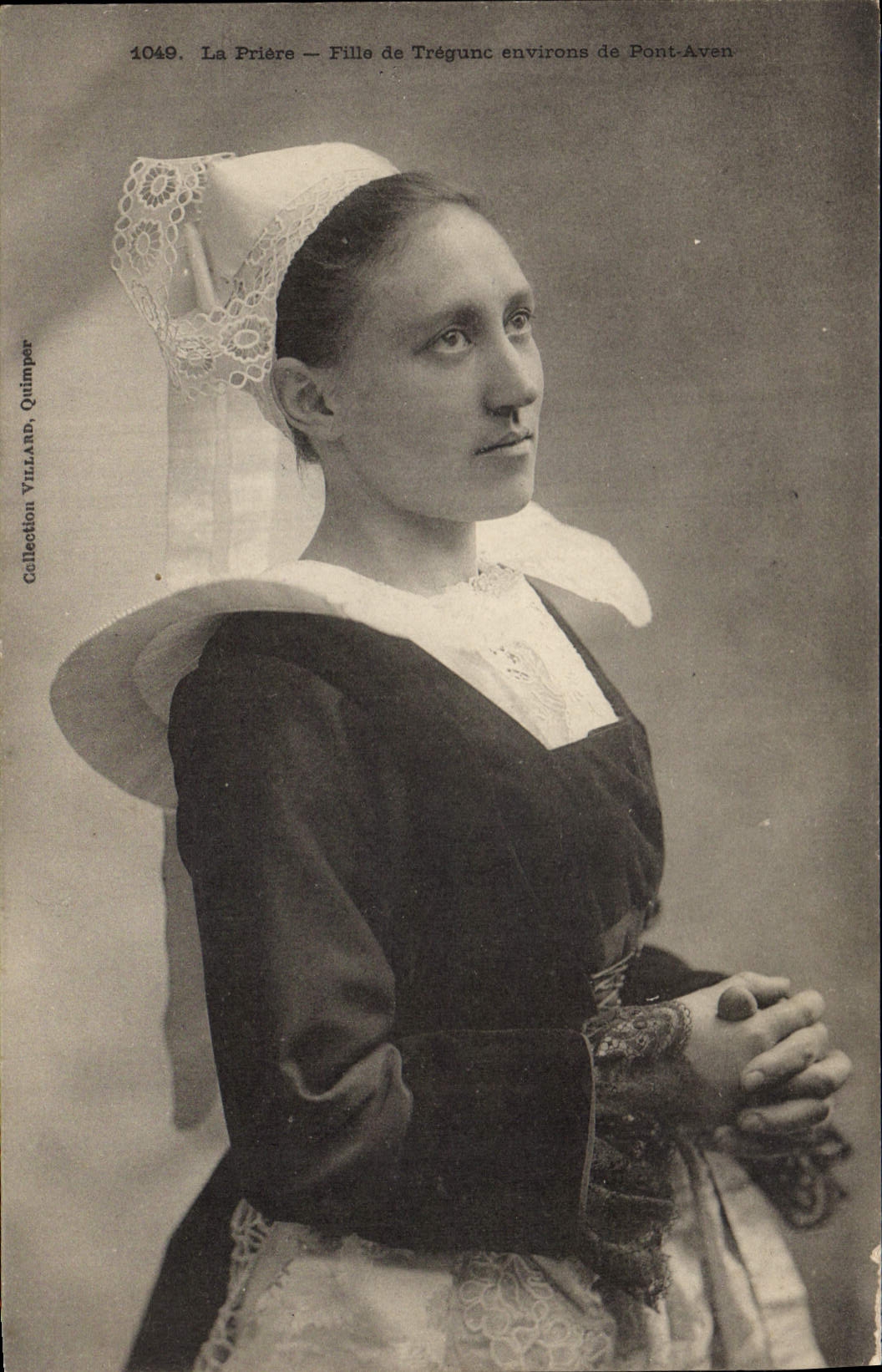 CPA Folklore La priere Fille de Tregunc environs de Pont Aven