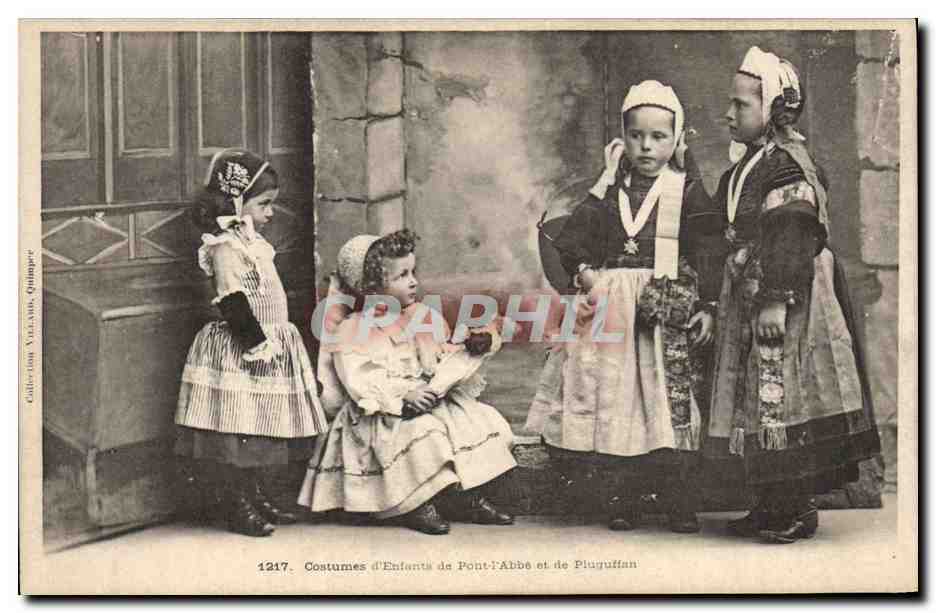 CPA Folklore Costumes d'enfants de Pont L'Abbe et de Pluguffan 