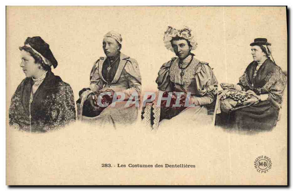CPA Folklore Dentelle Dentelliere Les costumes des dentellieres