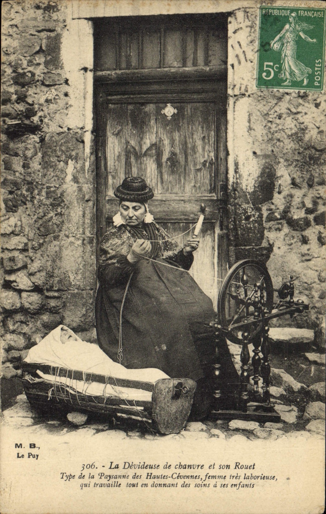 CPA Folklore Dentelle Dentelliere La devideuse de chanvre et son rouet Type de la paysanne des Hautes Cevennes