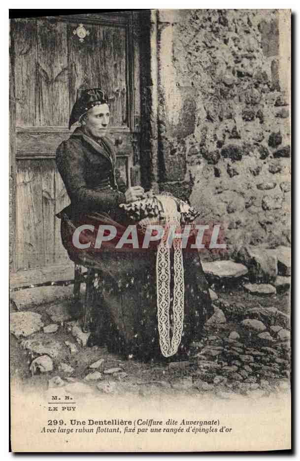 CPA Folklore Dentelle Dentelliere Coiffure dite Auvergnate Avec large ruban flottant 