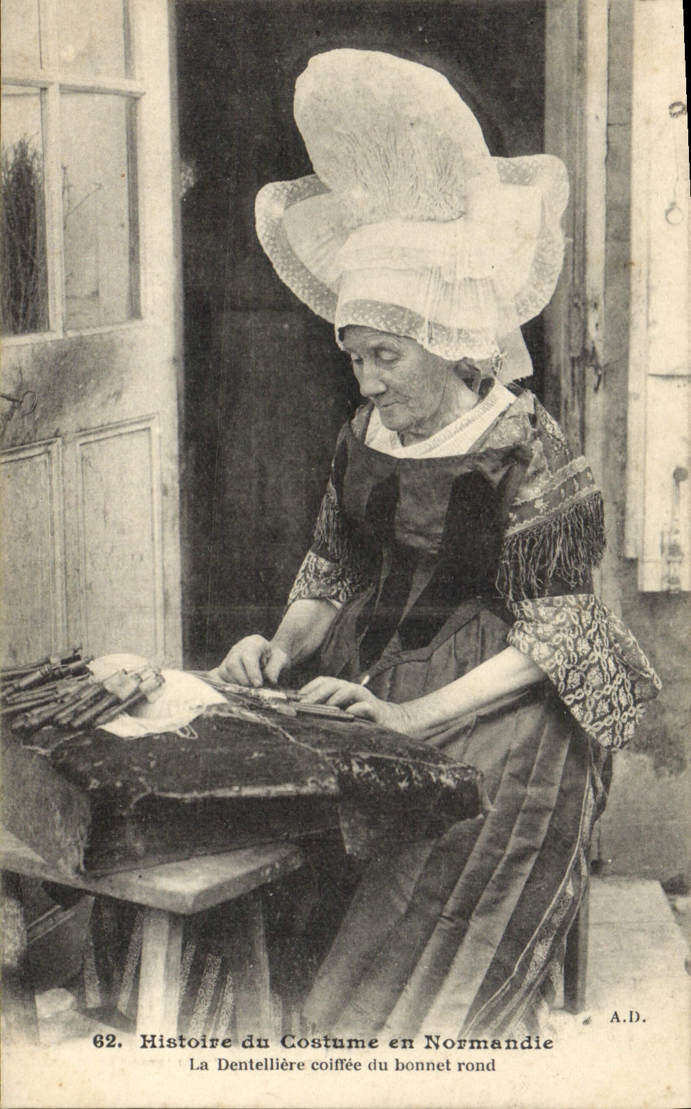 CPA Folklore Dentelle Dentelliere coiffee du bonnet rond Normandie