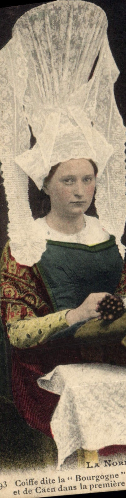 CPA Folklore Dentelle Dentelliere Coiffe dite la Bourgogne portee aux environs de Bayeux et de Caen 
