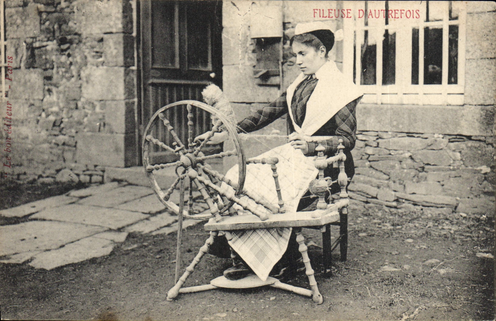 CPA Folklore Dentelle Dentelliere Fileuse d'autrefois
