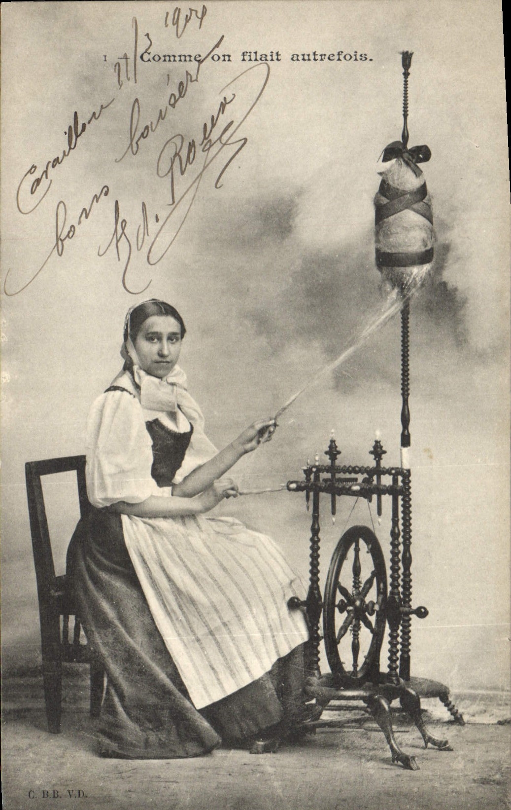 CPA Folklore Dentelle Dentelliere Comme on filait autrefois