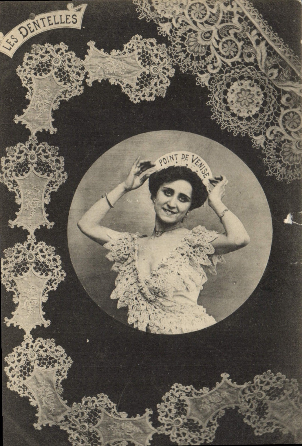 CPA Folklore Dentelle Dentelliere Point de Venise