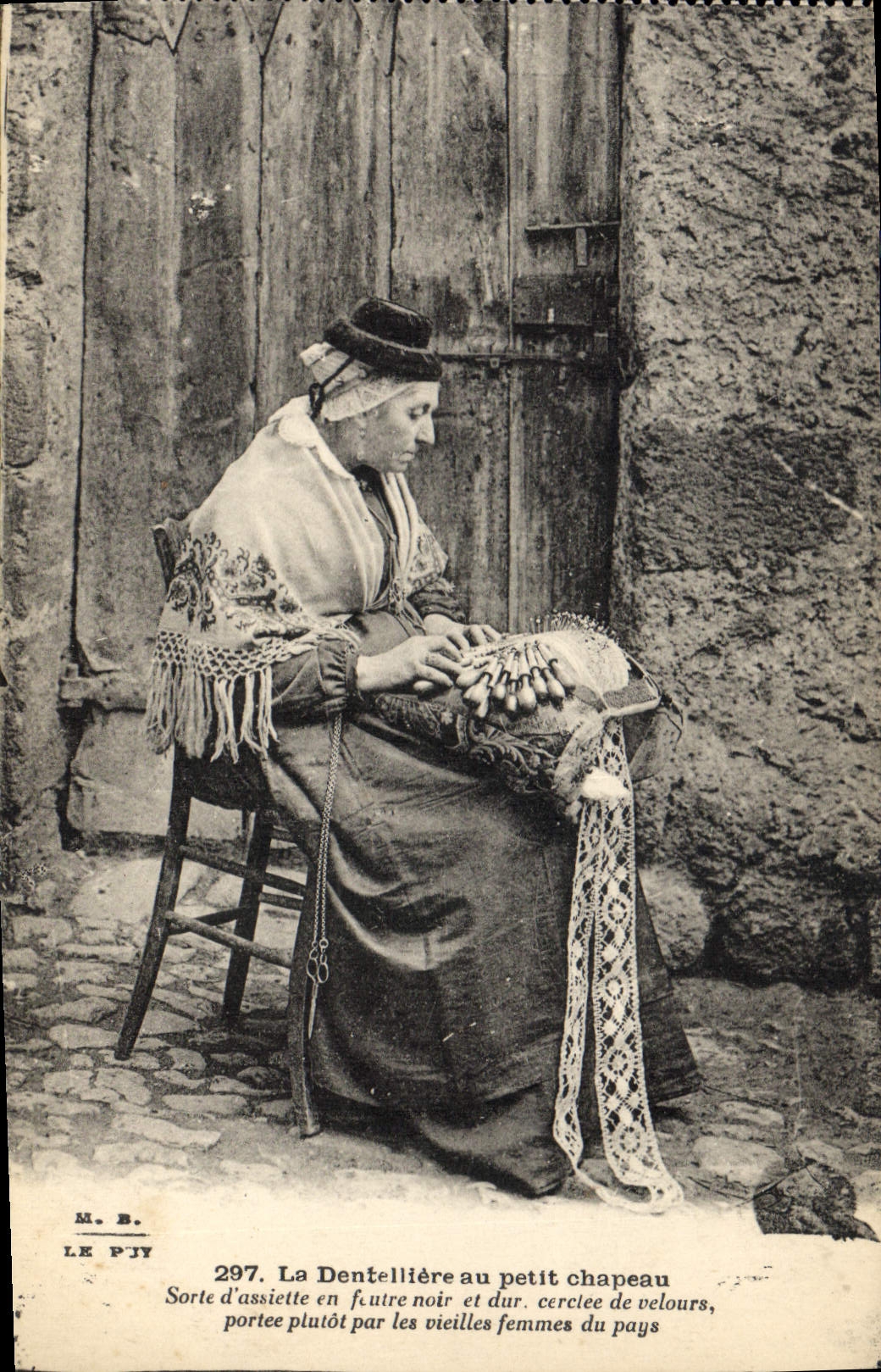 CPA Folklore Dentelle La Dentelliere au petit chapeau