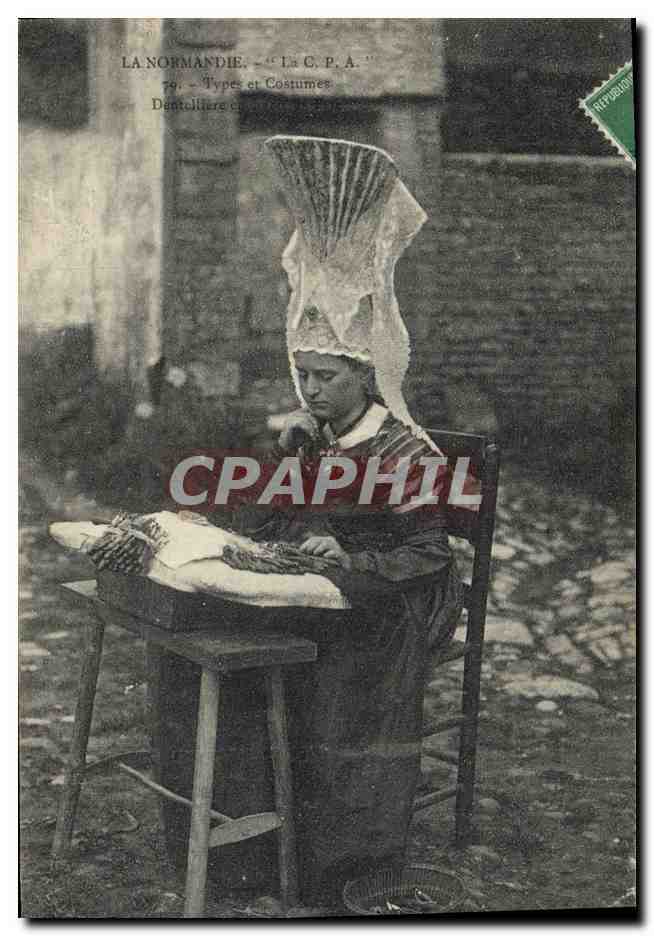 CPA Folklore Dentelle Dentelliere en habit de fete Normandie