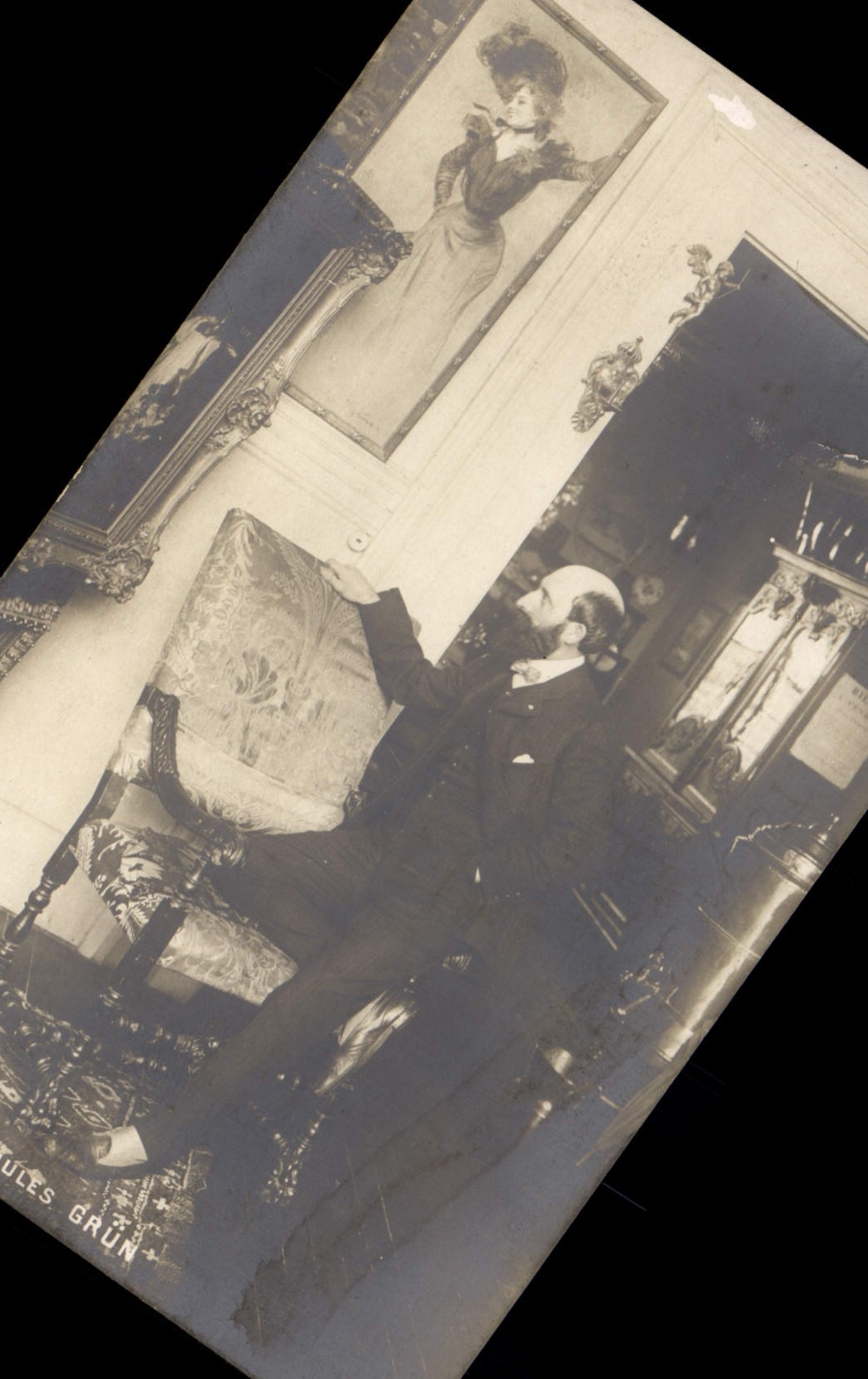 Portrait d'un homme dans un intérieur richement décoré — Jules Grün, éditeur, série 830P — Harbald Tuck & Fils Ltd.