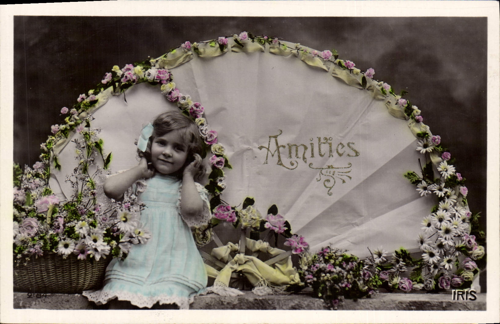 CPA Fantaisie Enfant Fleurs Eventail 