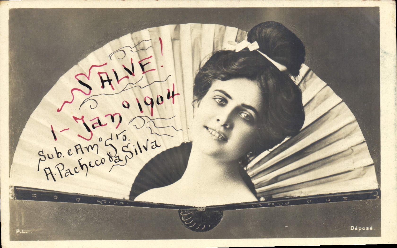 Femme au ventilateur — carte postale datée 1904 — P.L. Déposé