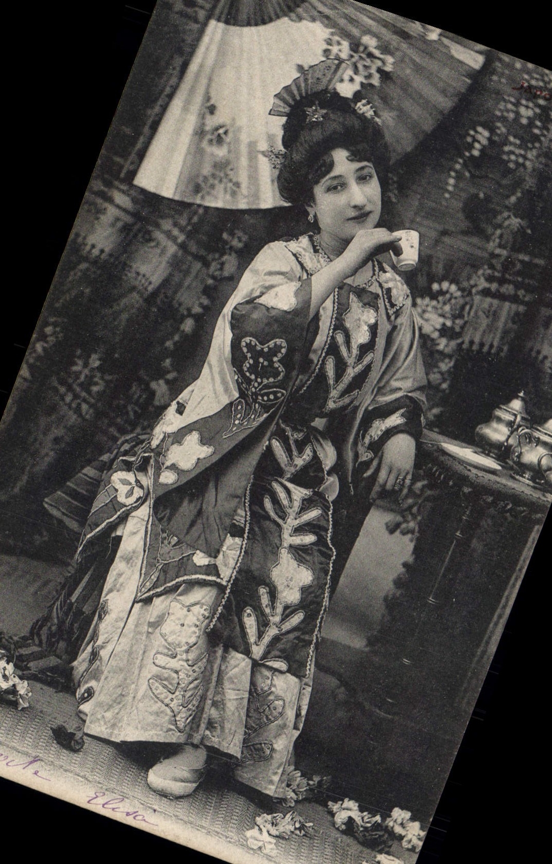 Femme en costume japonais — scène de thé — éditeur Japon, n° 16