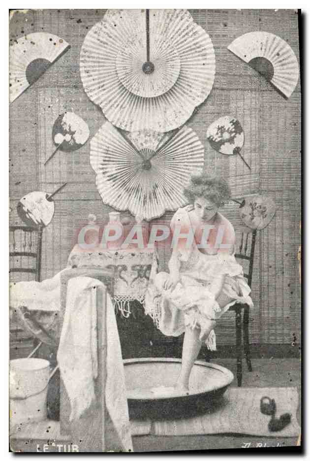 CPA Fantaisie Femme Eventail Le tir 