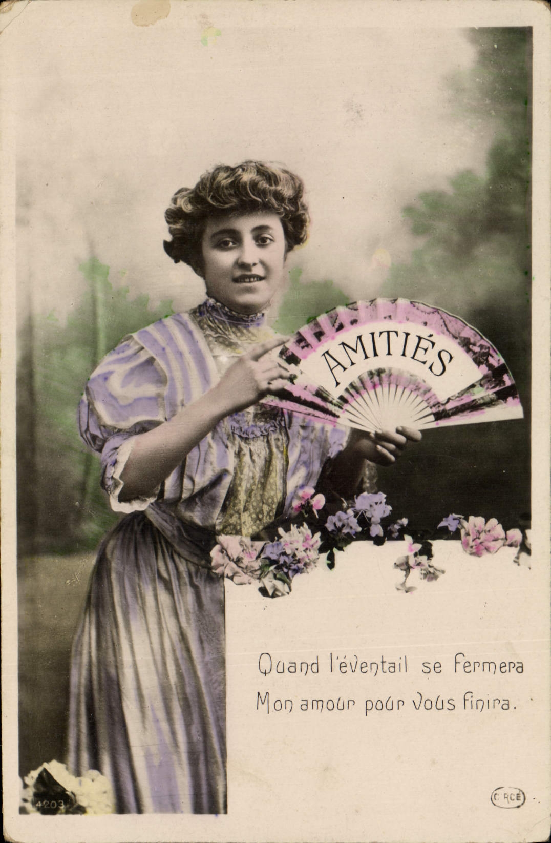 Femme en robe violette — avec éventail orné d'AMITIÉS — éditeur C.R.C.E. n° 4203