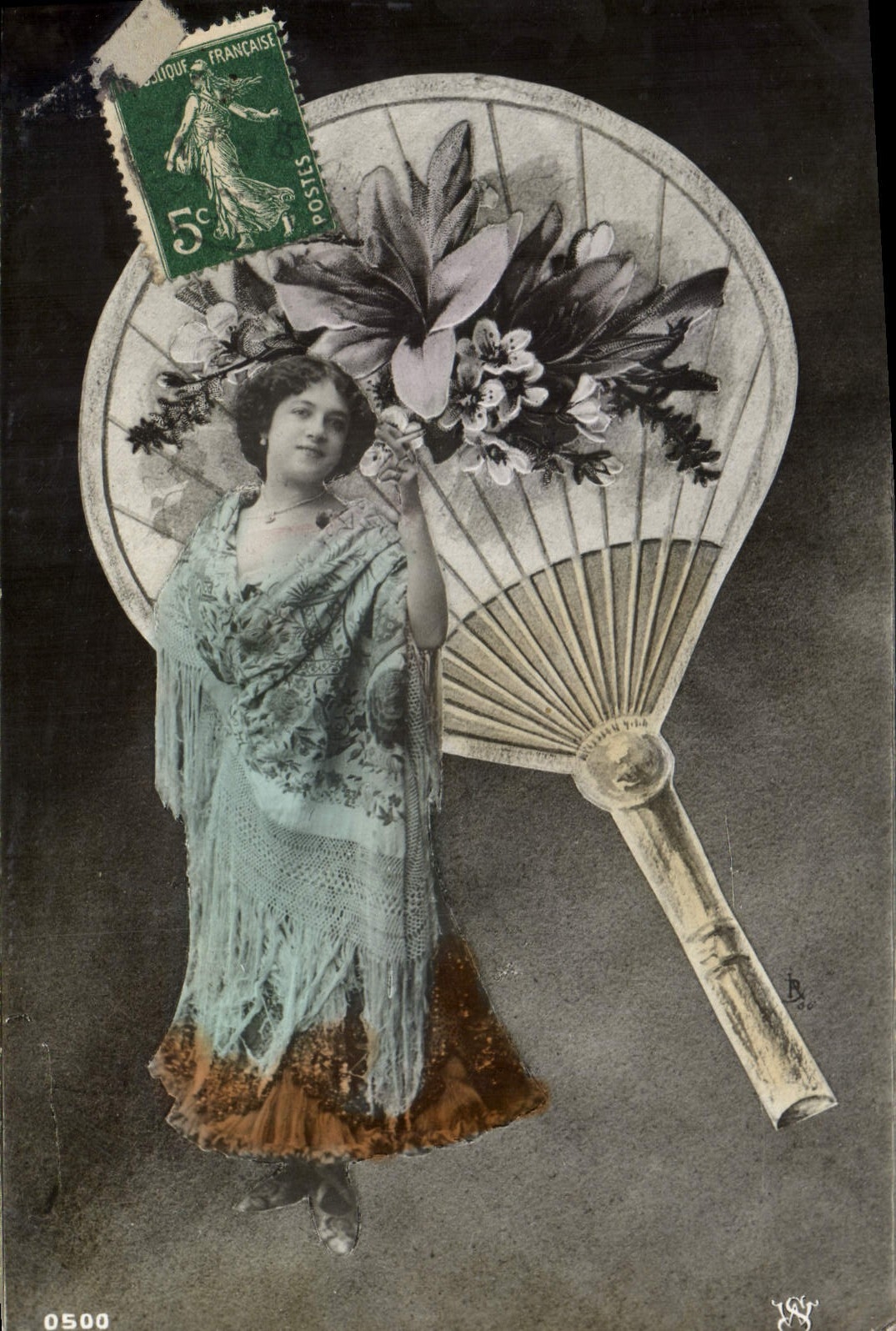 Femme en robe à franges — avec éventail décoratif — éditeur B. 0500
