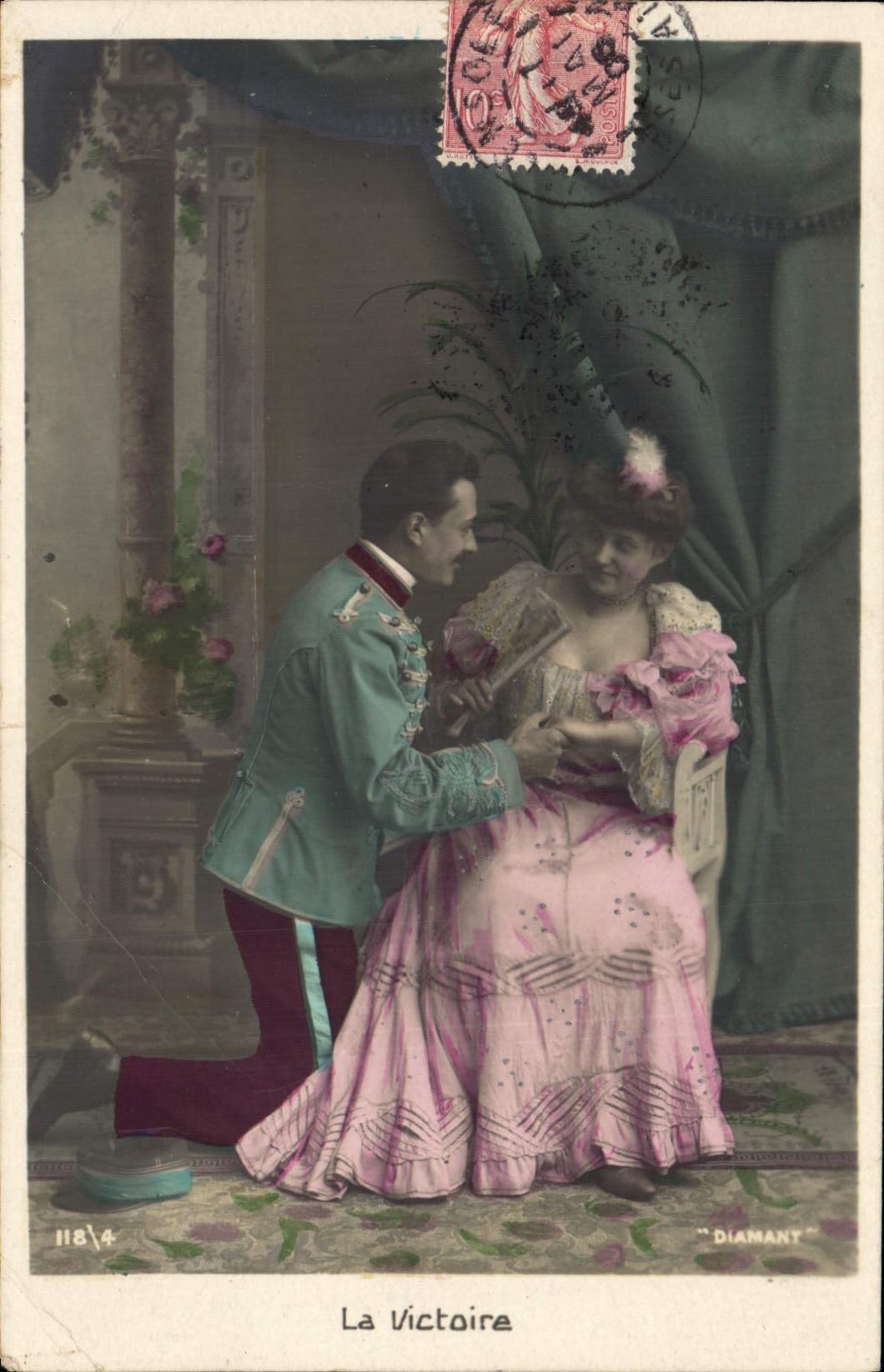 CPA Fantaisie Femme Eventail La victoire Militaria