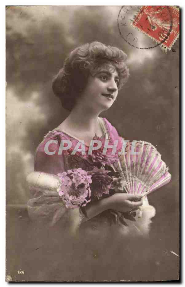 Junge Frau in rosa Kleid — mit Blumenstrauß und Fächer — unbekannter Verlag, Nr. 126