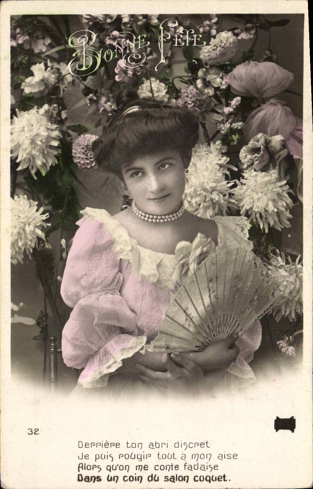 Femme élégante au milieu de fleurs — Bonne Fête — éditeur anonyme, n° 32