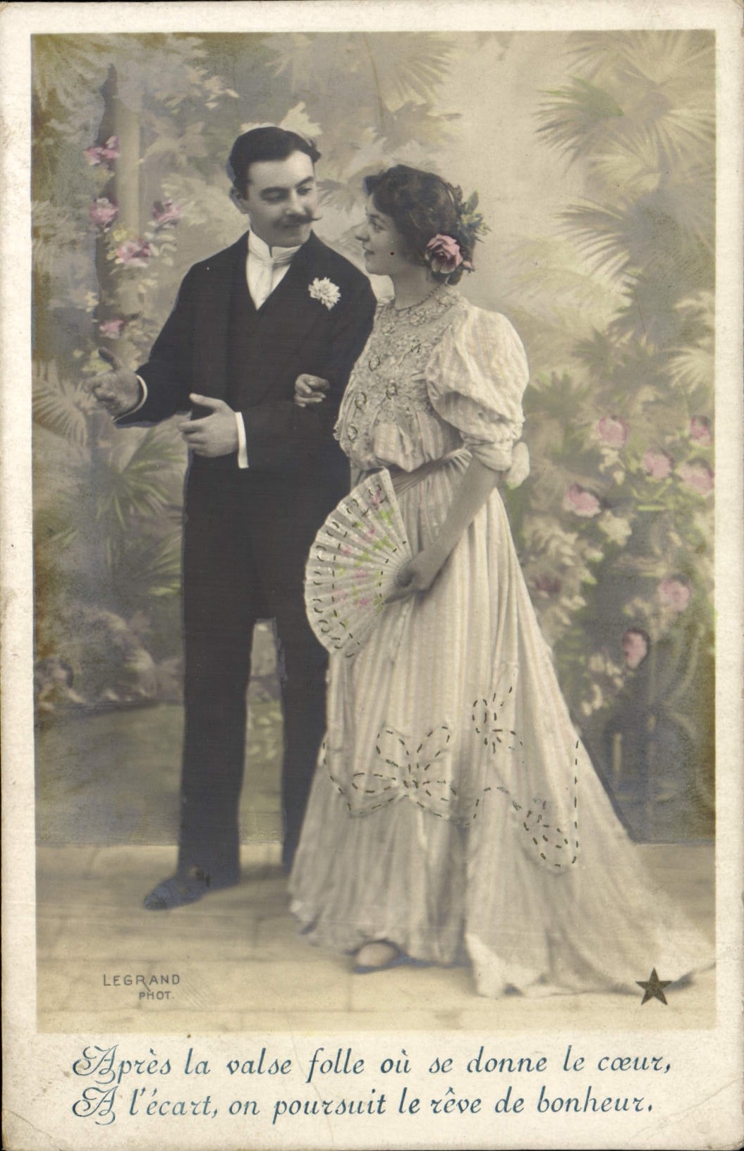 CPA Fantaisie Femme Eventail 