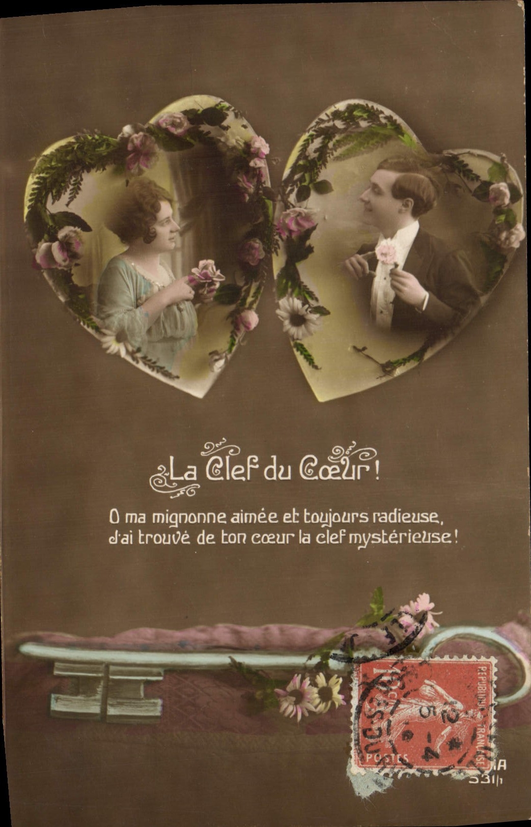 CPA Fantaisie Fleurs Femme Coeur 