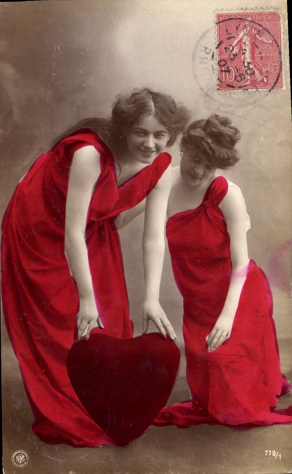 Deux jeunes femmes en robes rouges — avec cœur — éditeur NR, n° 779/1