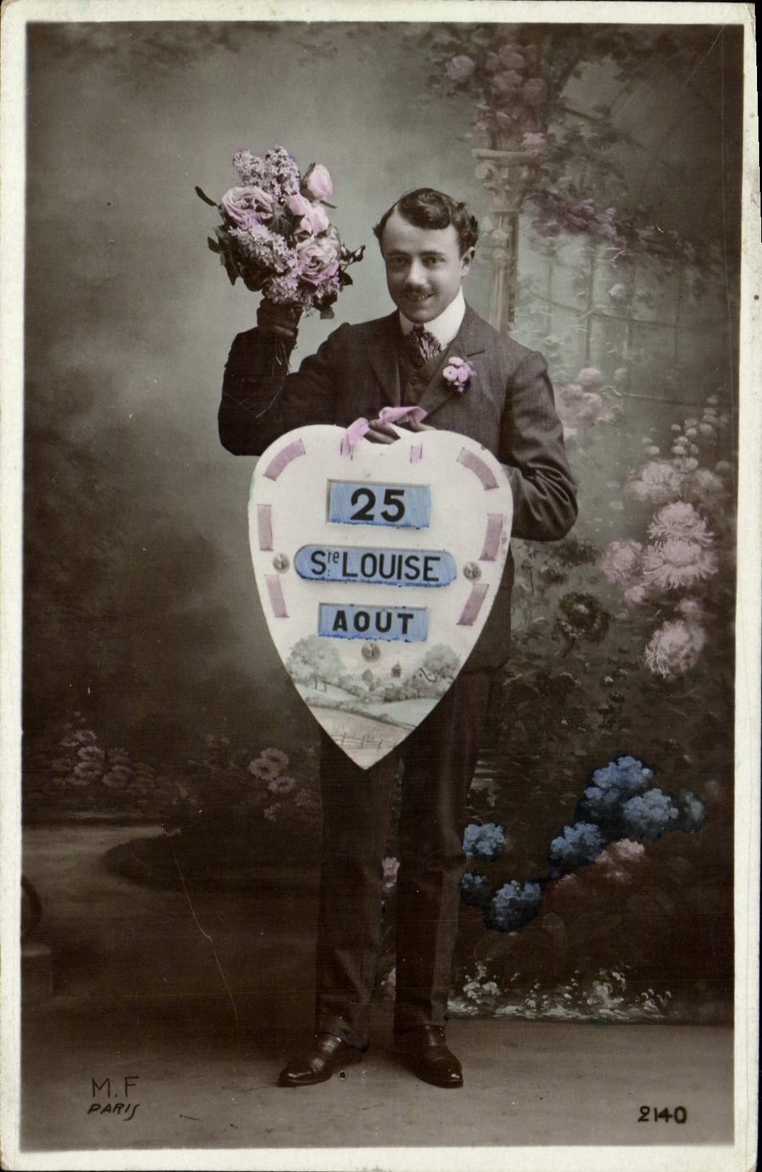 Homme tenant un panneau cœur — Sainte-Louise, 25 août — M.F. Paris, n° 2140