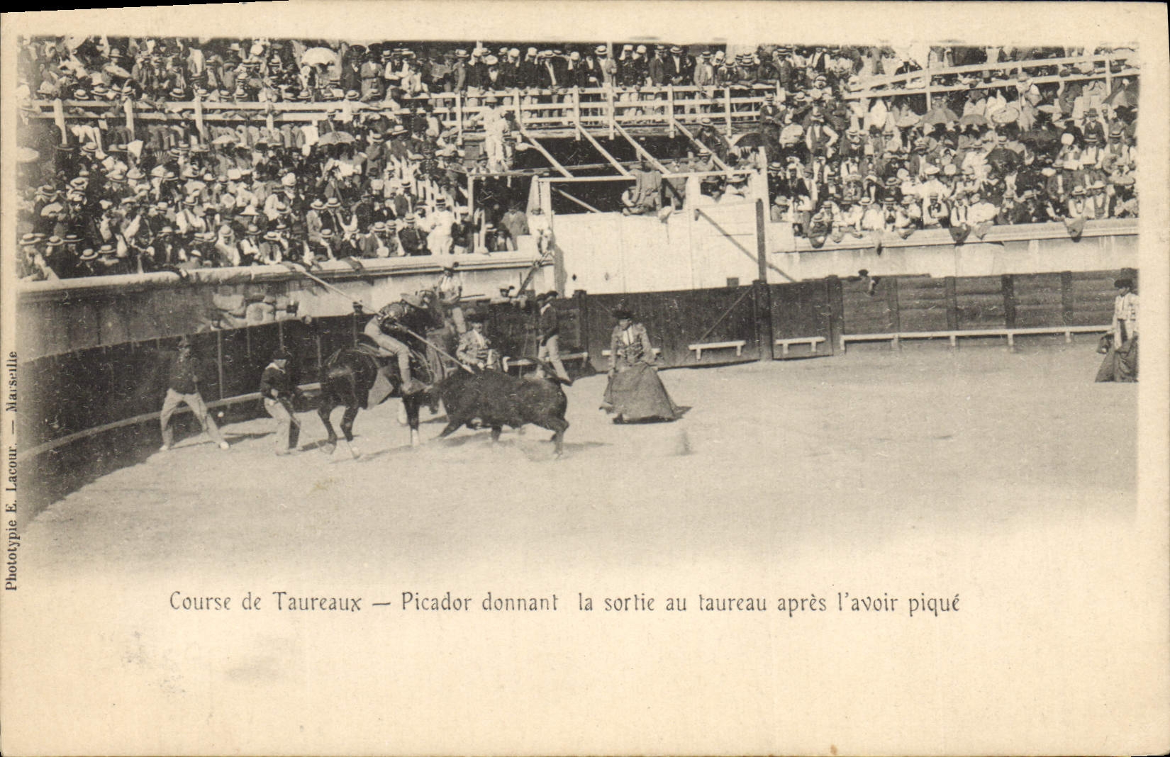Course de Taureaux — Picador donnant la sortie au taureau après l'avoir piqué — Phototype E. Lacour — Marseille