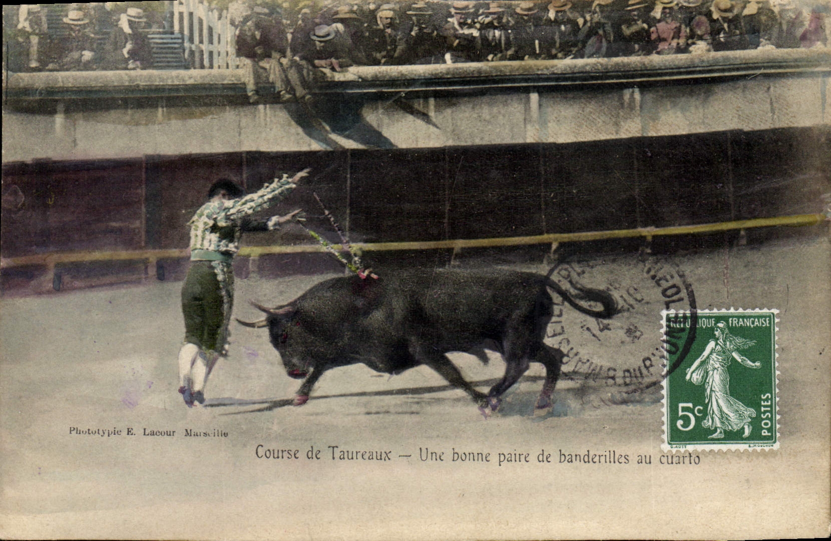Course de Taureaux — Une bonne paire de banderilles au cuarto — Phototypie E. Lacour Marseille