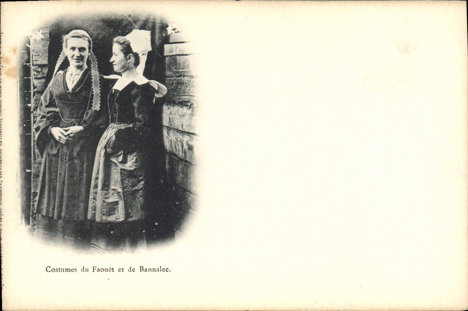 CPA Folklore Costumes de Faouet et de Bannalec 