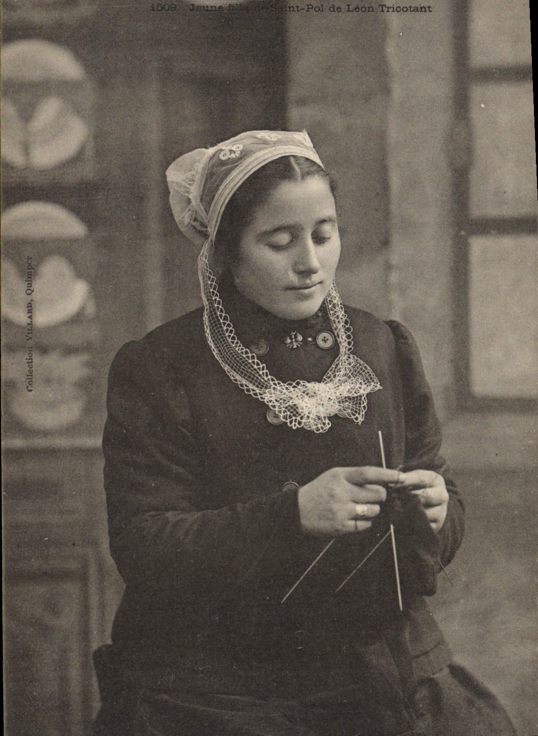 CPA Folklore Jeune fille de Saint Pol de Leon tricotant 