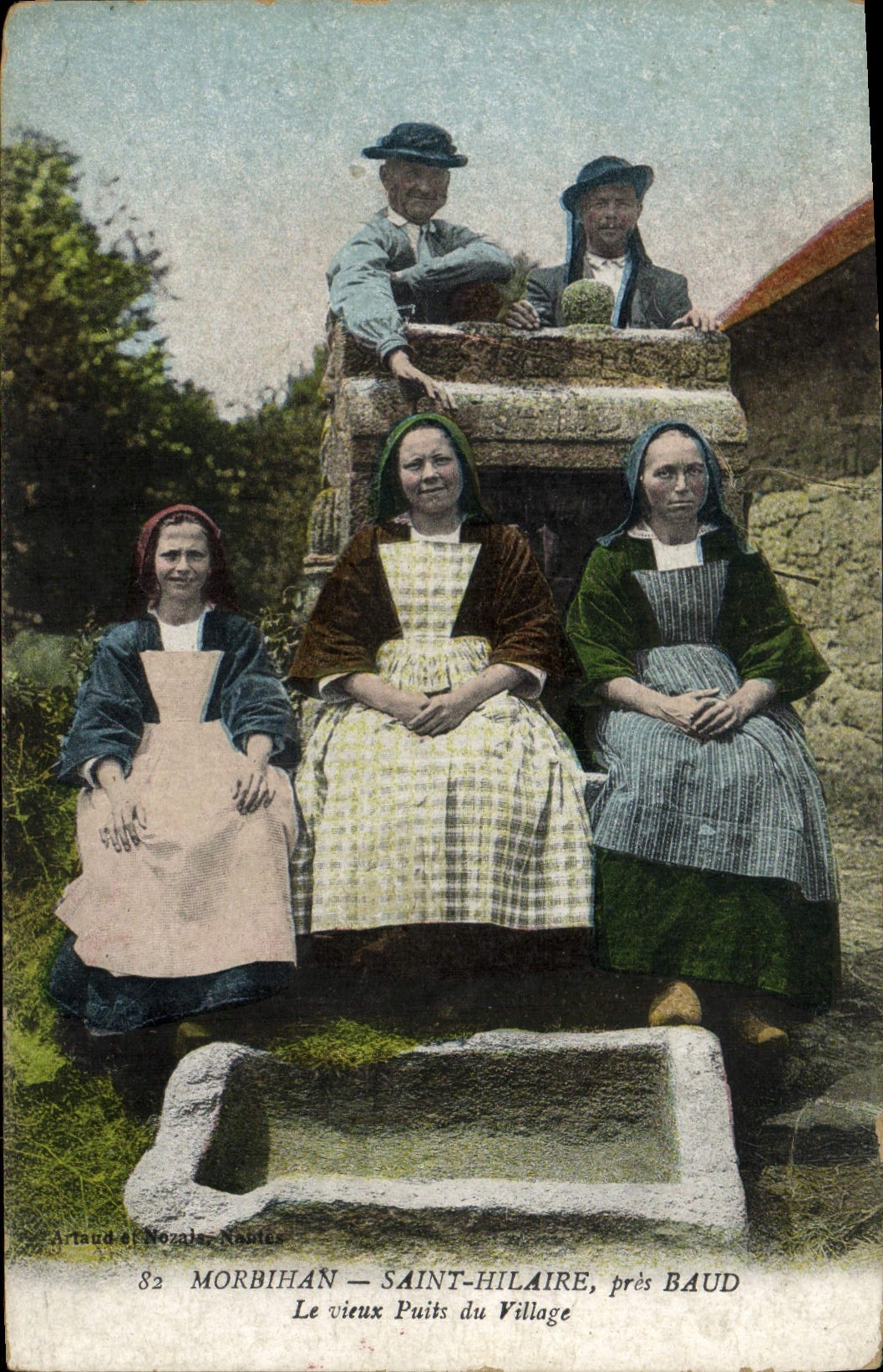 CPA Folklore Morbihan Saint Hilaire et Baud Le vieux puits du village 