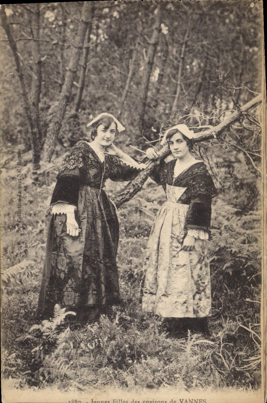 CPA Folklore Jeunes filles des environs de Vannes 