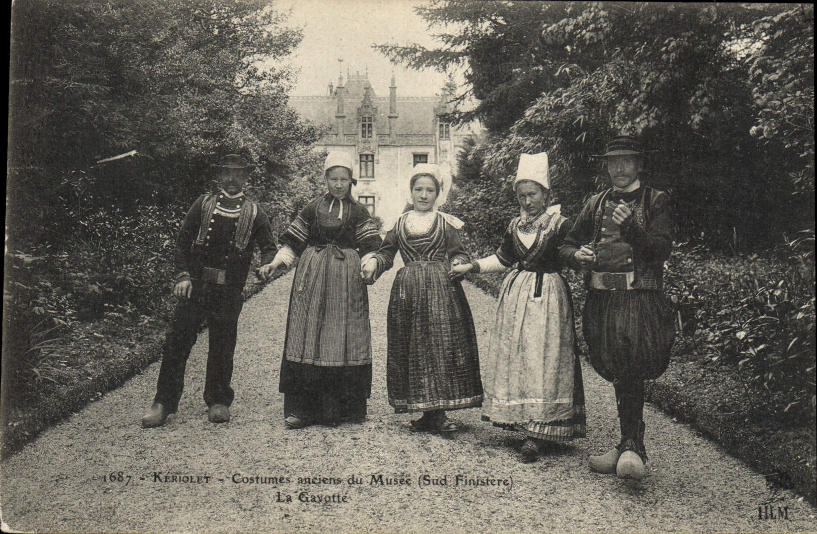 CPA Folklore Keriolet Costumes anciens du musee La Gavotte 