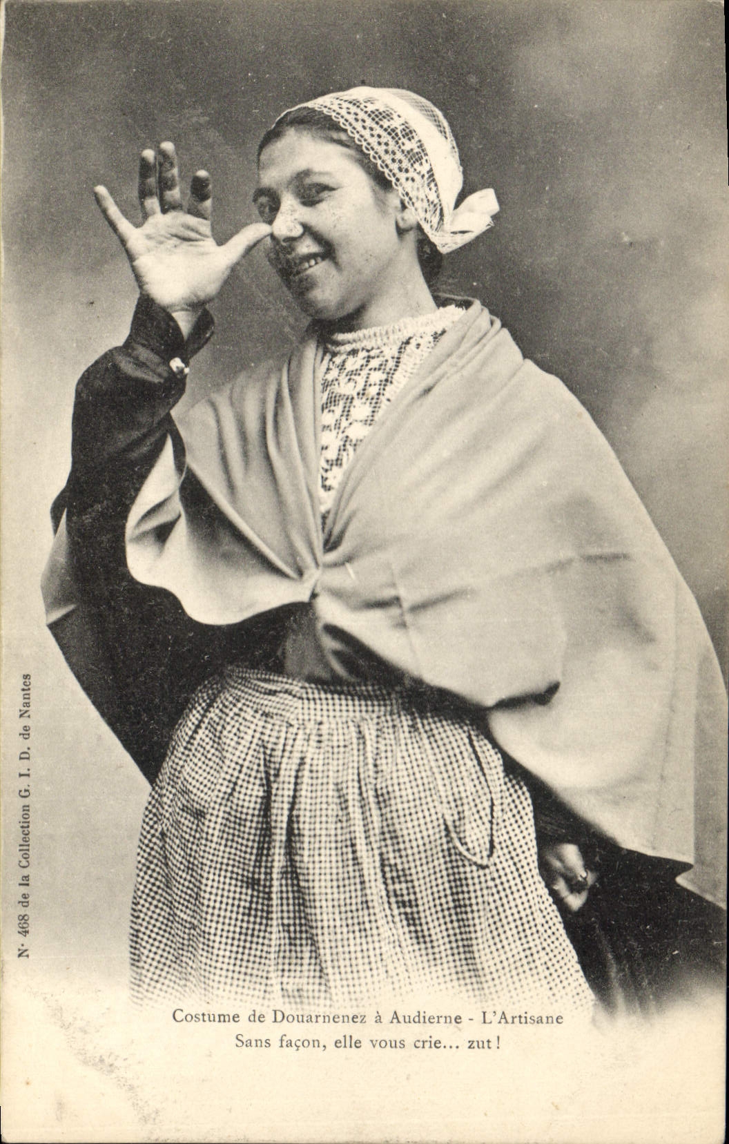 CPA Folklore Costume de Douarnenez a Audierne L'artisane 